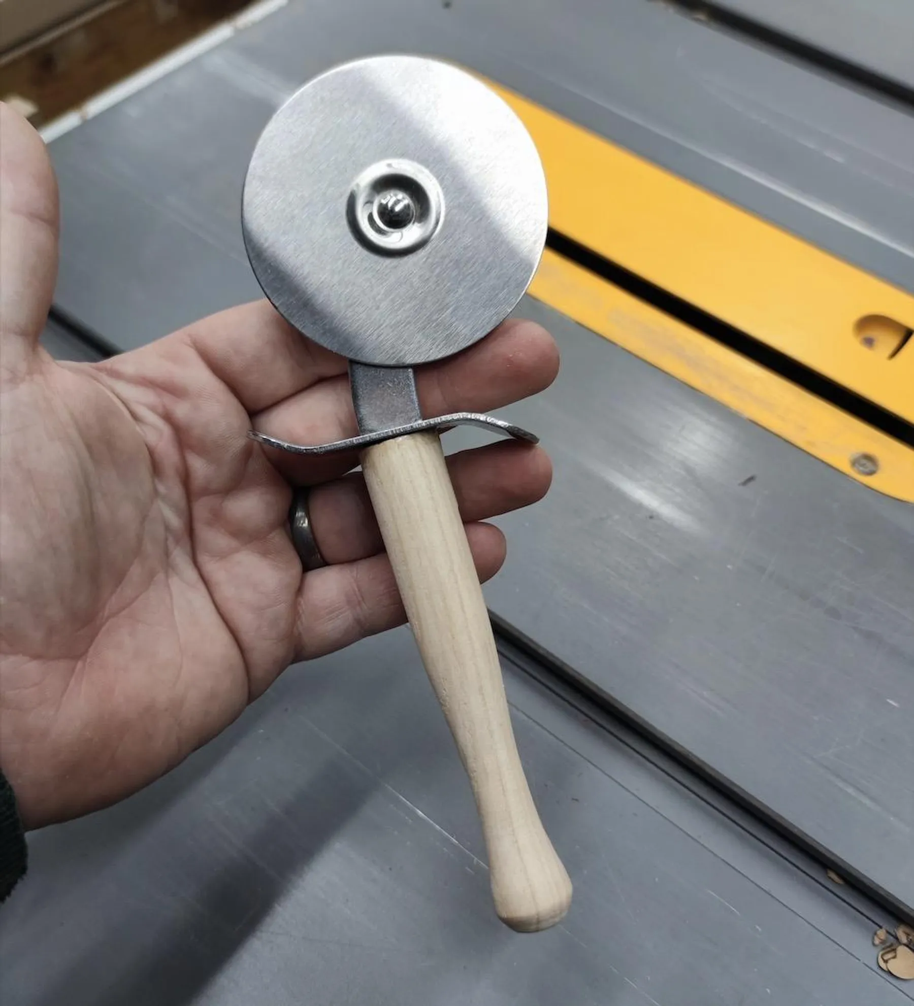 Fabriquez une roulette à pizza au tour à bois avec Thomas - Image n°4 - Wecandoo