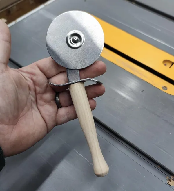 Fabriquez une roulette à pizza au tour à bois avec Thomas - Image n°4 - Wecandoo