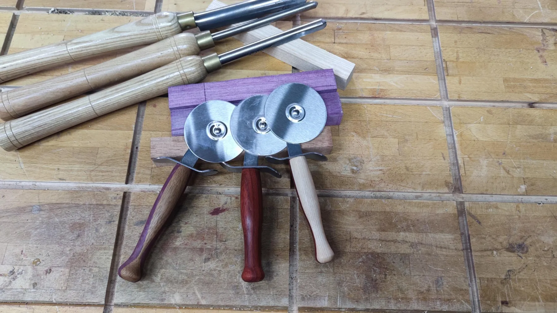 Fabriquez une roulette à pizza au tour à bois avec Thomas - Image n°1 - Wecandoo