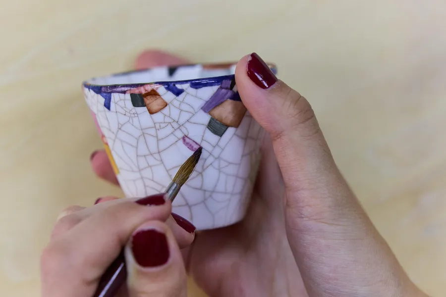 Initiez-vous à la peinture sur céramique de décors chinois et japonais avec Valérie - Image n°1 - Wecandoo