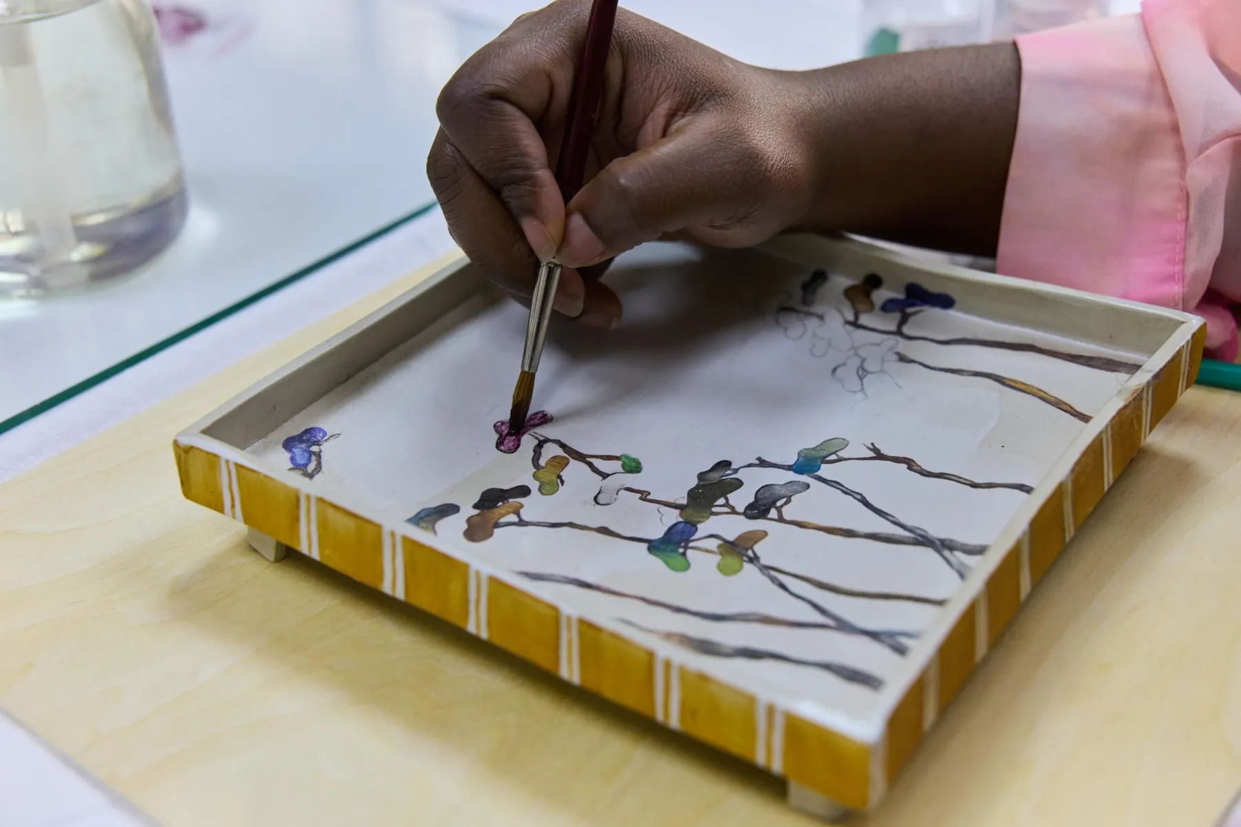 Initiez-vous à la peinture sur céramique de décors chinois et japonais avec Valérie - Image n°2 - Wecandoo