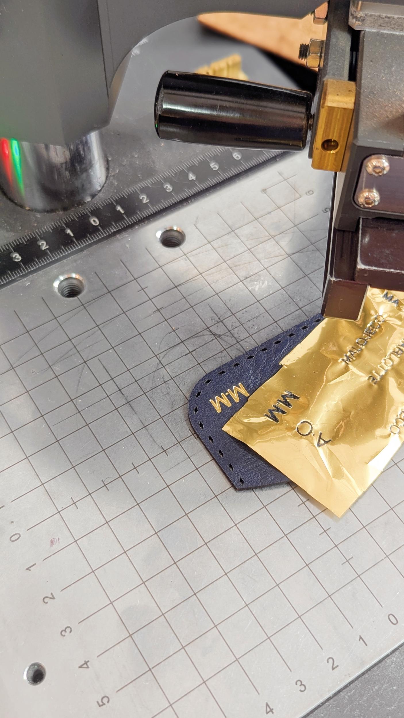 Emerveillez votre équipe et réalisez vos porte-cartes en cuir dans le Viaduc des Arts - Image n°10 - Wecandoo