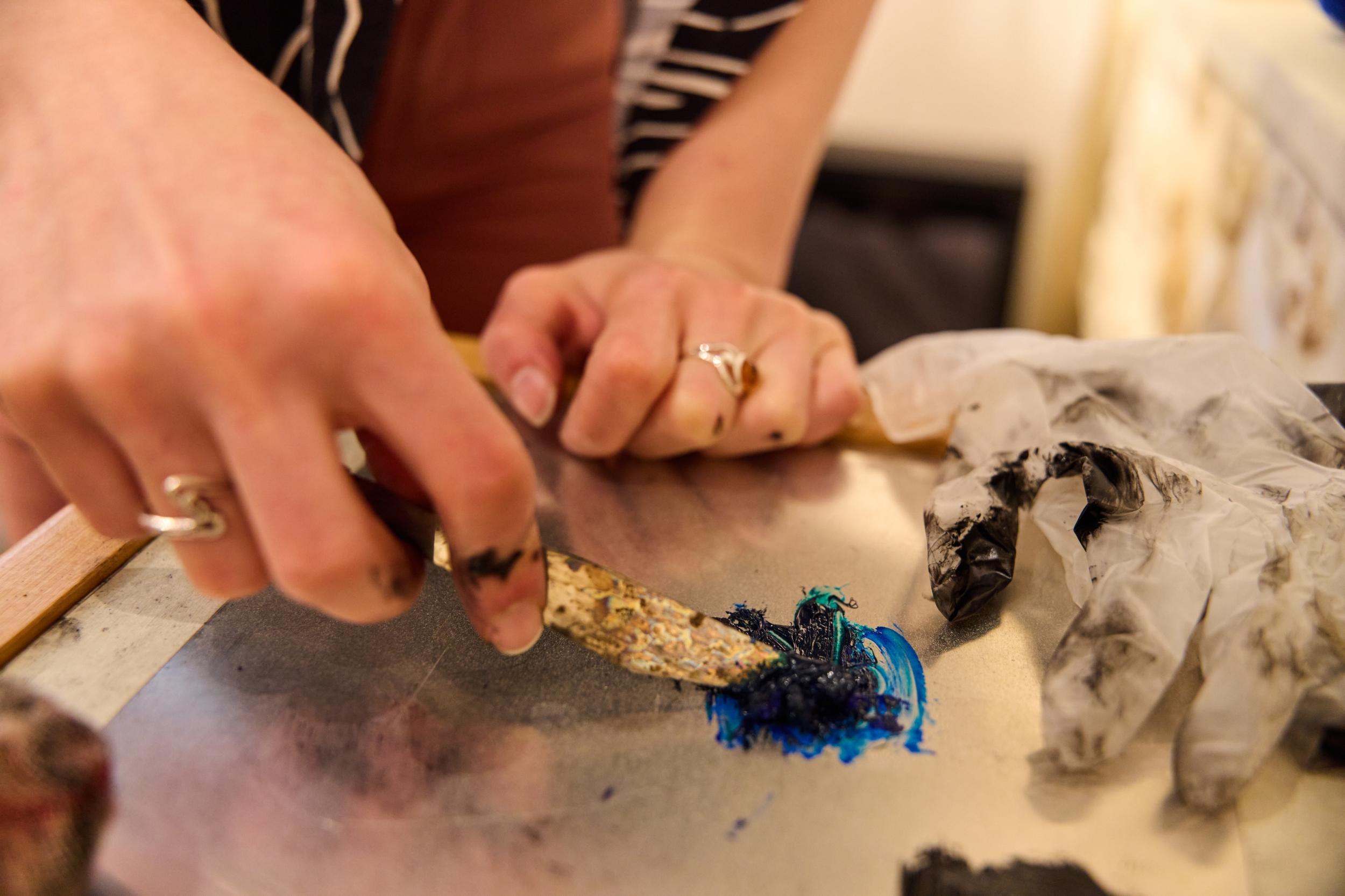 Initiez-vous à la gravure sur plexiglass avec Marie - Image n°3 - Wecandoo