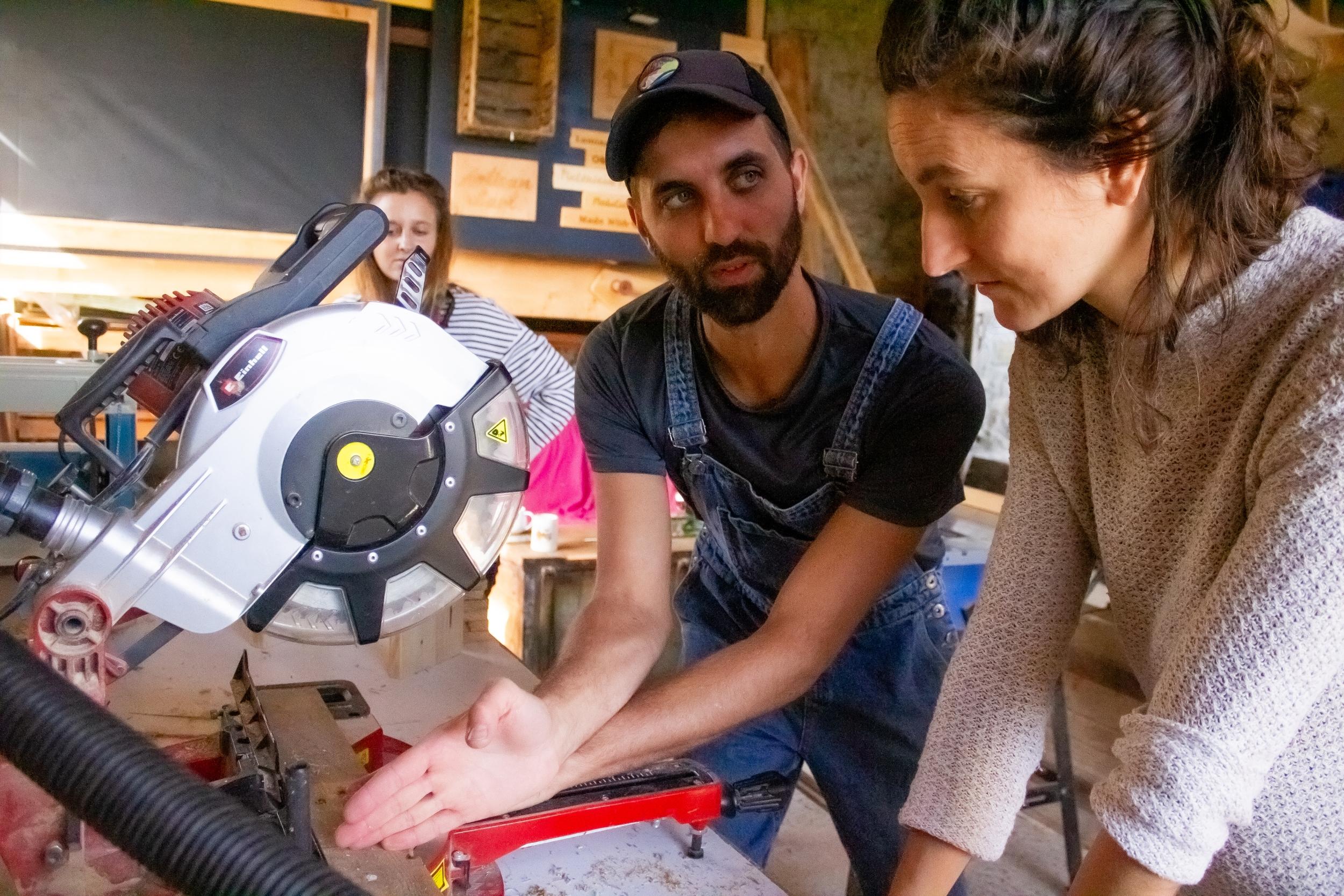Fabriquez votre tabouret ou votre boîte à vinyles en bois upcyclé sur une journée avec David - Image n°6 - Wecandoo