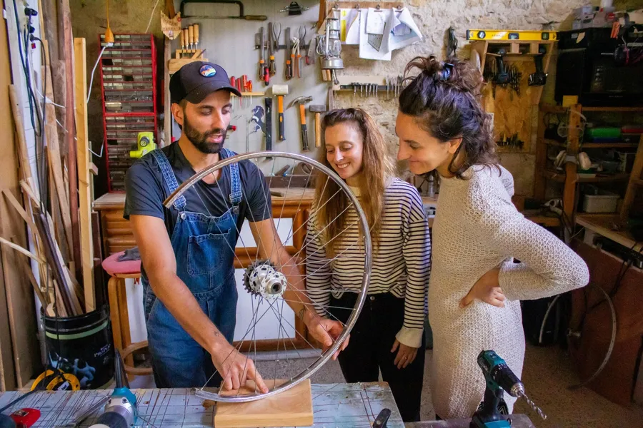 Créez votre vélo-luminaire en bois upcyclé sur une journée avec David - Image n°1 - Wecandoo