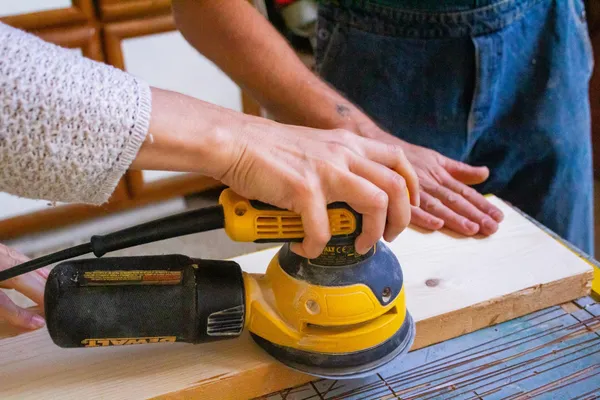 Créez votre vélo-luminaire en bois upcyclé sur une journée avec David - Image n°4 - Wecandoo