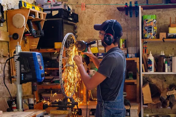 Créez votre vélo-luminaire en bois upcyclé sur une journée avec David - Image n°3 - Wecandoo