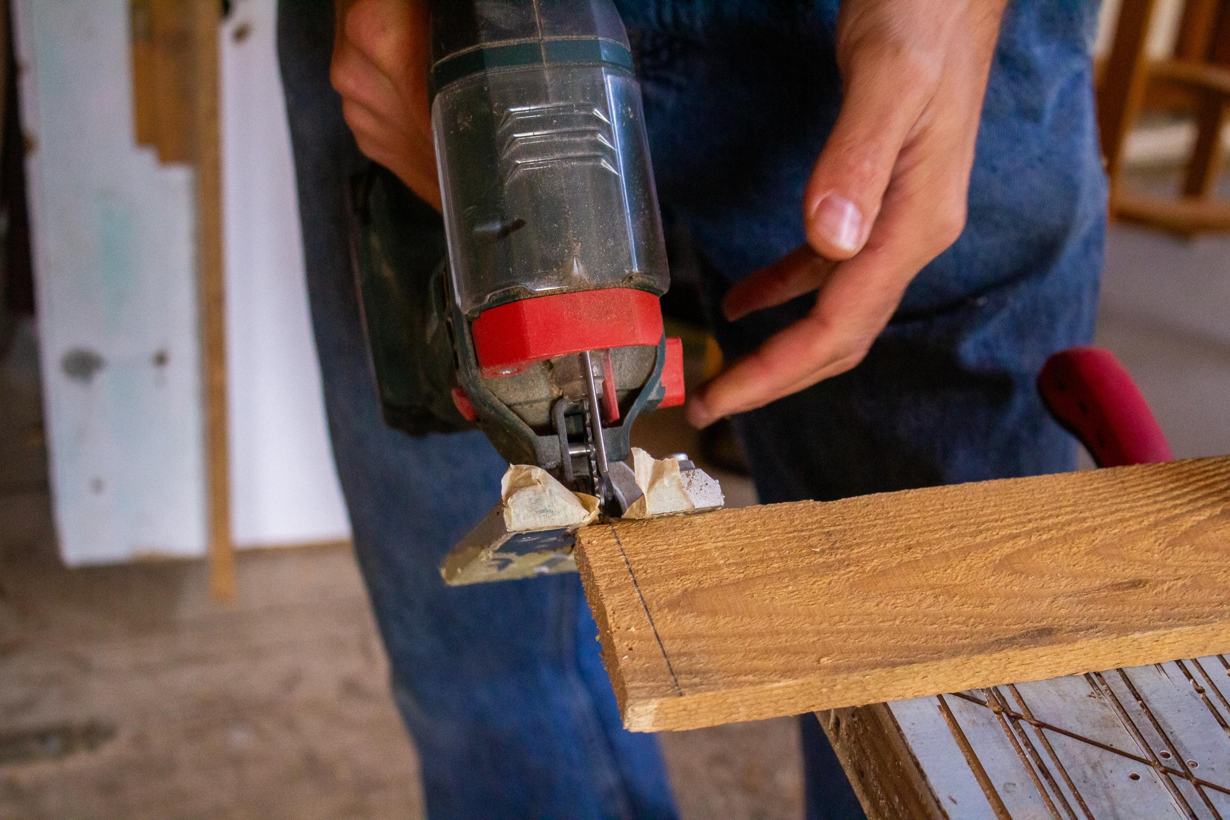 Fabriquez votre tabouret ou votre boîte à vinyles en bois upcyclé sur une journée avec David - Image n°12 - Wecandoo