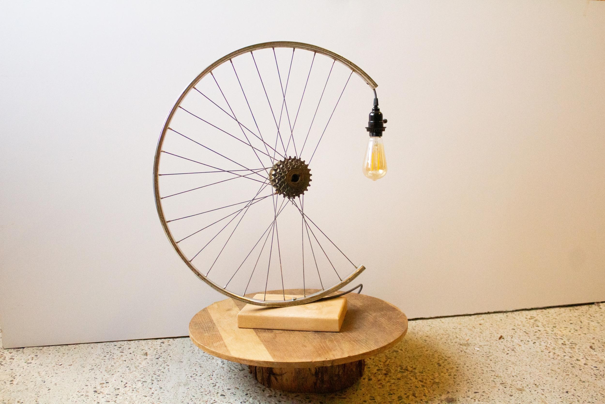 Créez votre vélo-luminaire en bois upcyclé