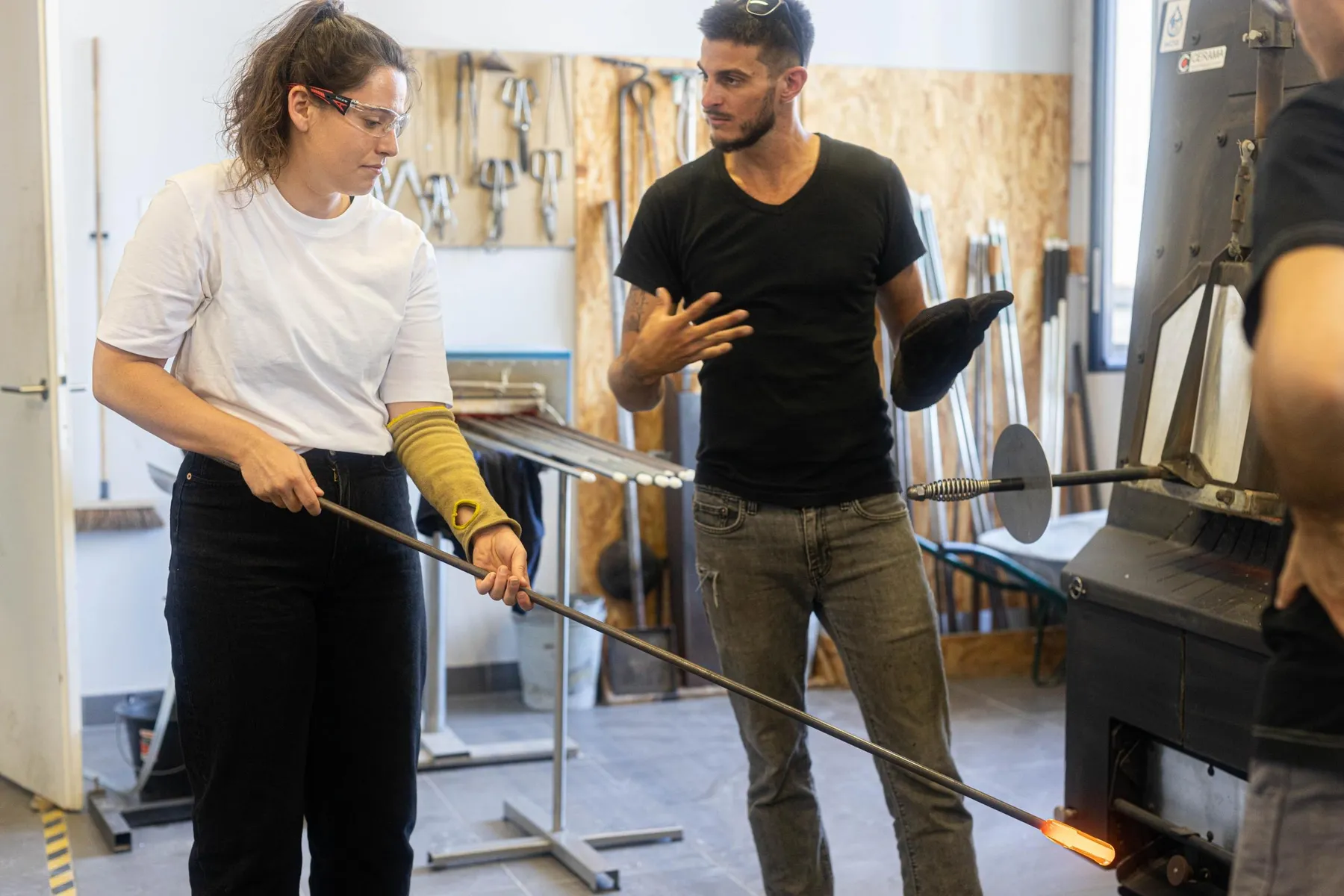 Passez une journée en immersion avec des souffleurs de verre, Gaëtan et Valentin - Image n°3 - Wecandoo