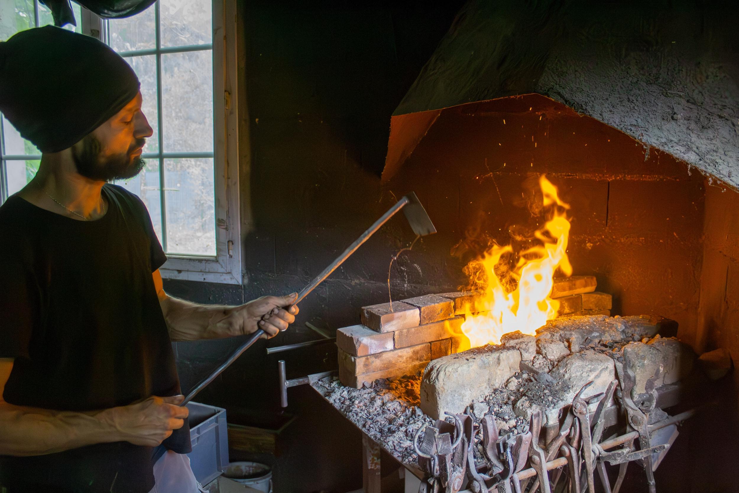 Extrayez du fer à partir de minerai brut par des méthodes traditionnelles avec Xavier - Image n°2 - Wecandoo