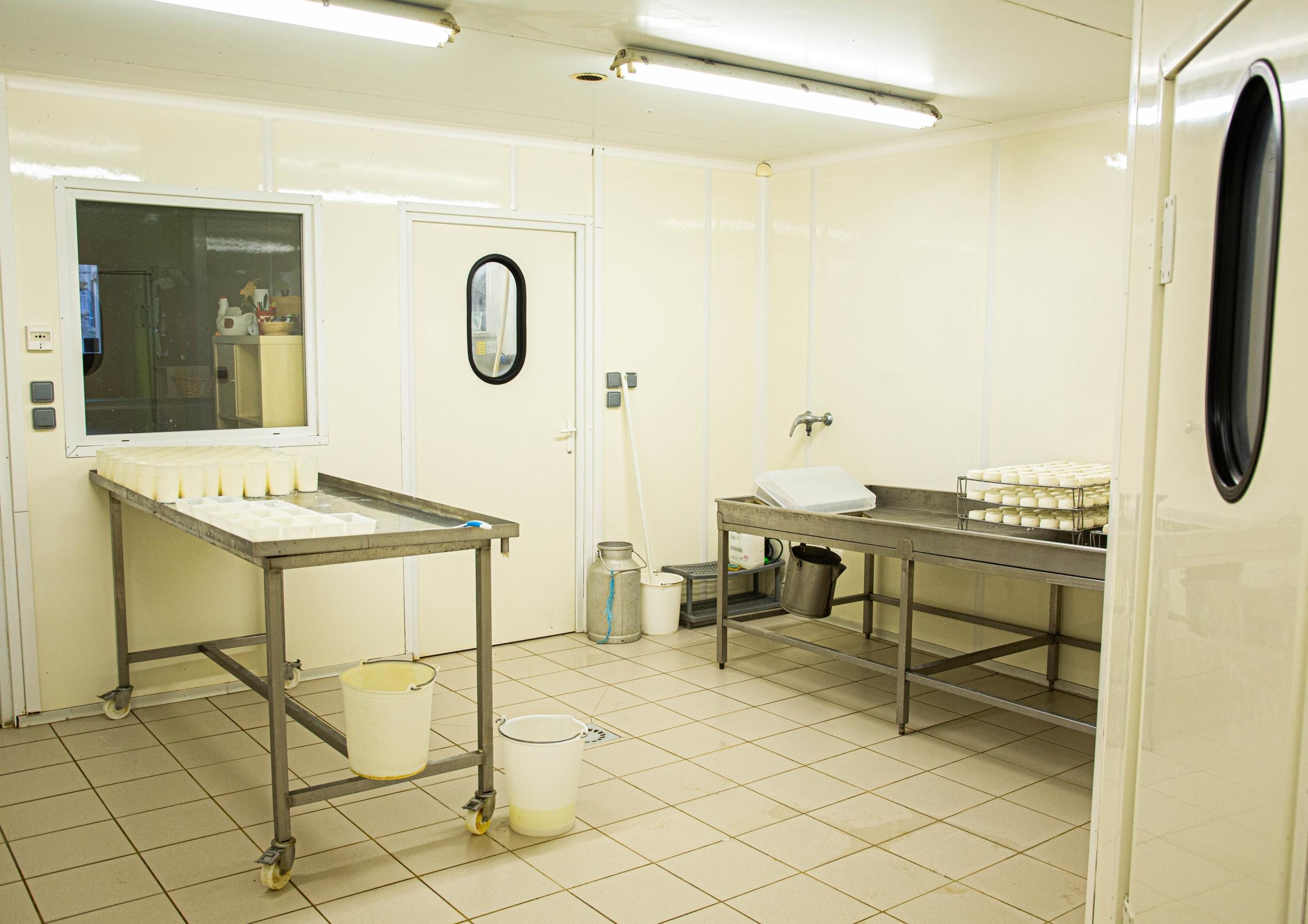 Fabriquez et dégustez des fromages de chèvre au sein d'un élevage caprin avec Mélisa - Image n°10 - Wecandoo