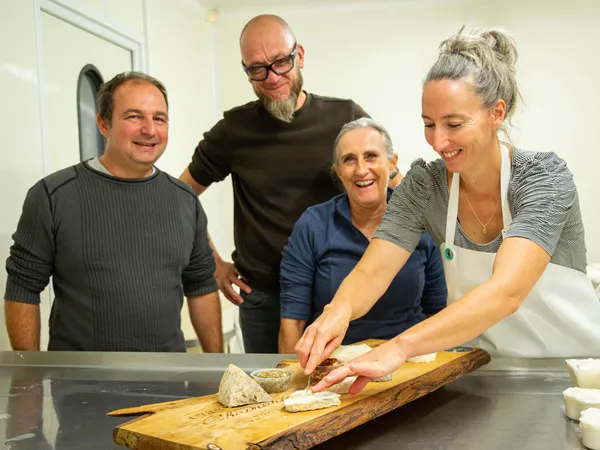 Découvrez la fabrication du fromage de chèvre avec Mélisa - Image n°3 - Wecandoo