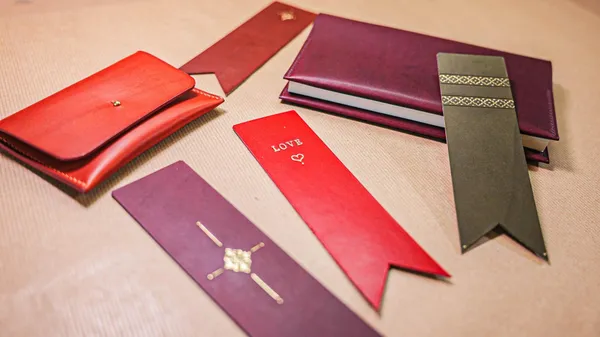 Initiez-vous à la dorure sur cuir avec Cécilia - Image n°1 - Wecandoo