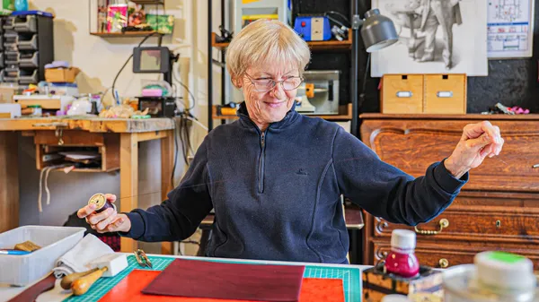 Initiez-vous à la sellerie-maroquinerie d'exception sur une journée avec Cécilia - Image n°3 - Wecandoo