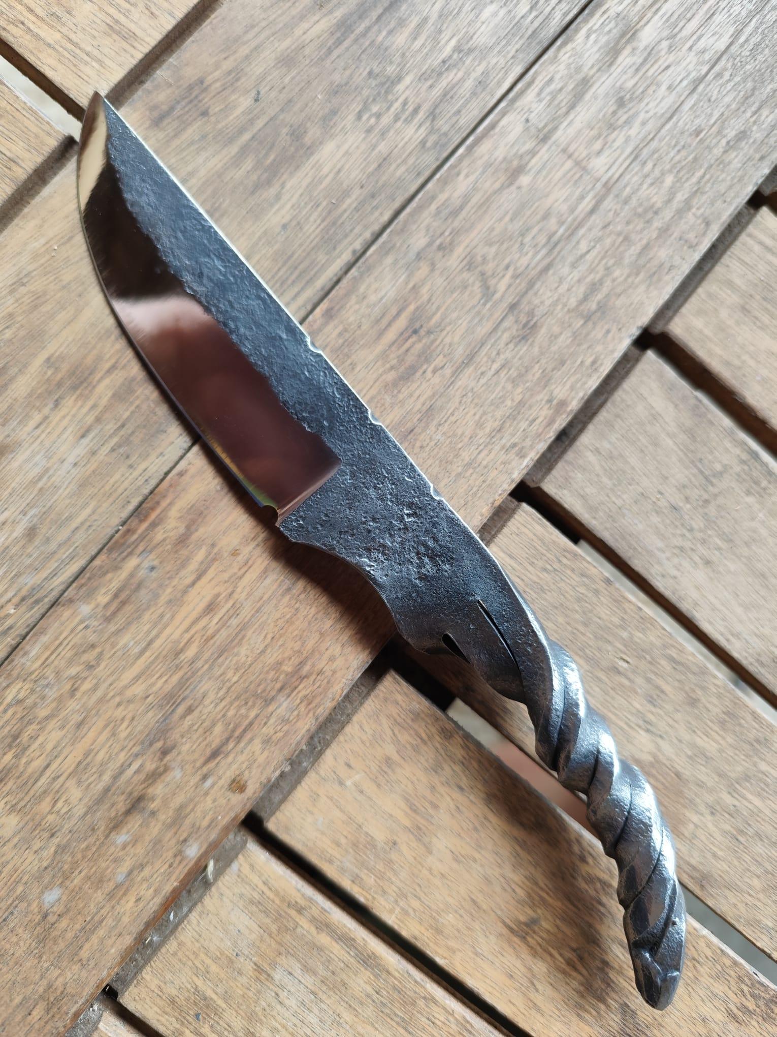 Forgez le couteau de vos rêves et réalisez son étui en cuir - Image n°10 - Wecandoo