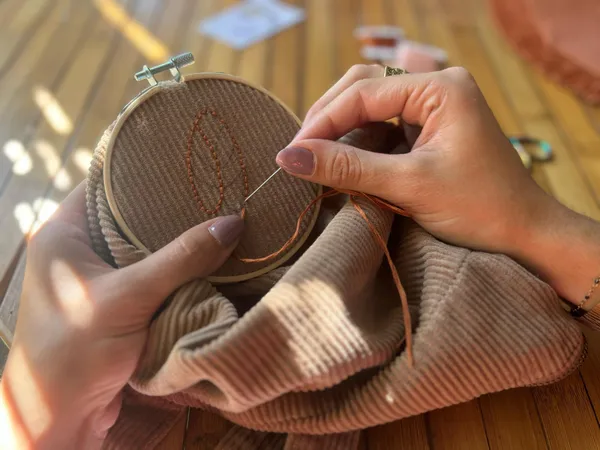 Brodez votre banane en velours côtelé avec Léa - Image n°4 - Wecandoo