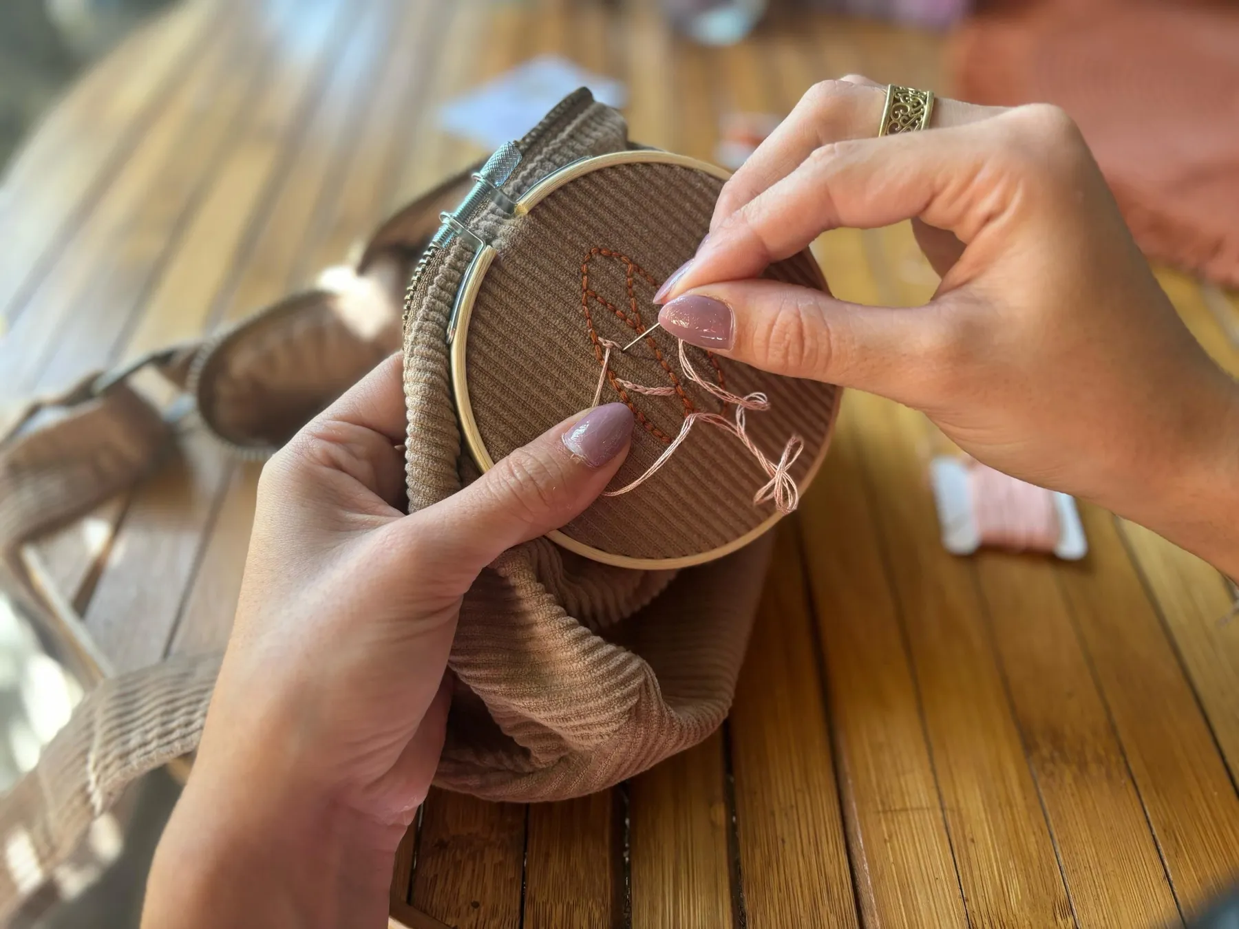 Brodez votre banane en velours côtelé avec Léa - Afbeelding nr. 3 - Wecandoo
