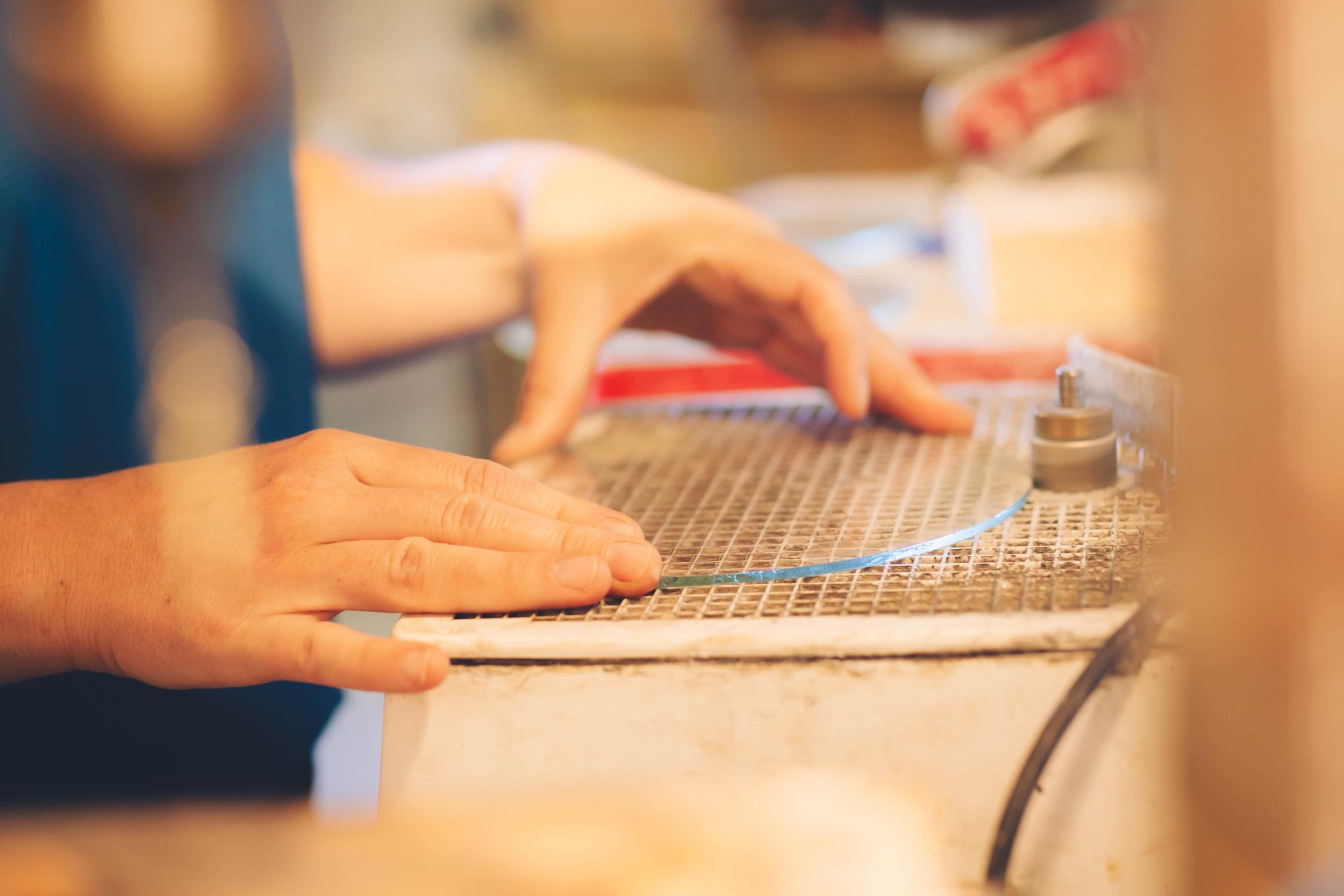 Réalisez votre luminaire en verre avec Claire - Image n°7 - Wecandoo