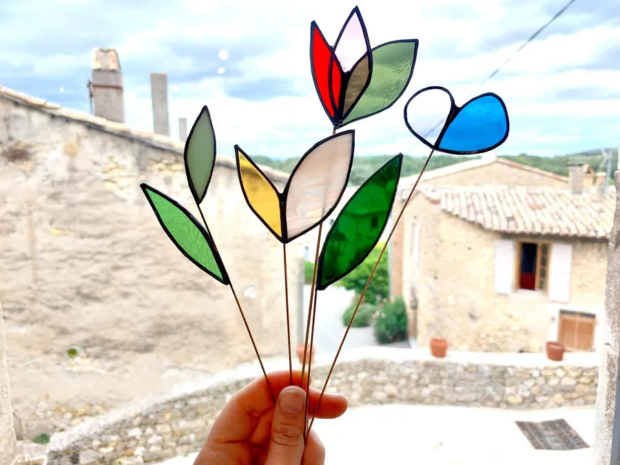 Réalisez vos fleurs à planter en vitrail Tiffany avec Claire - Image n°1 - Wecandoo