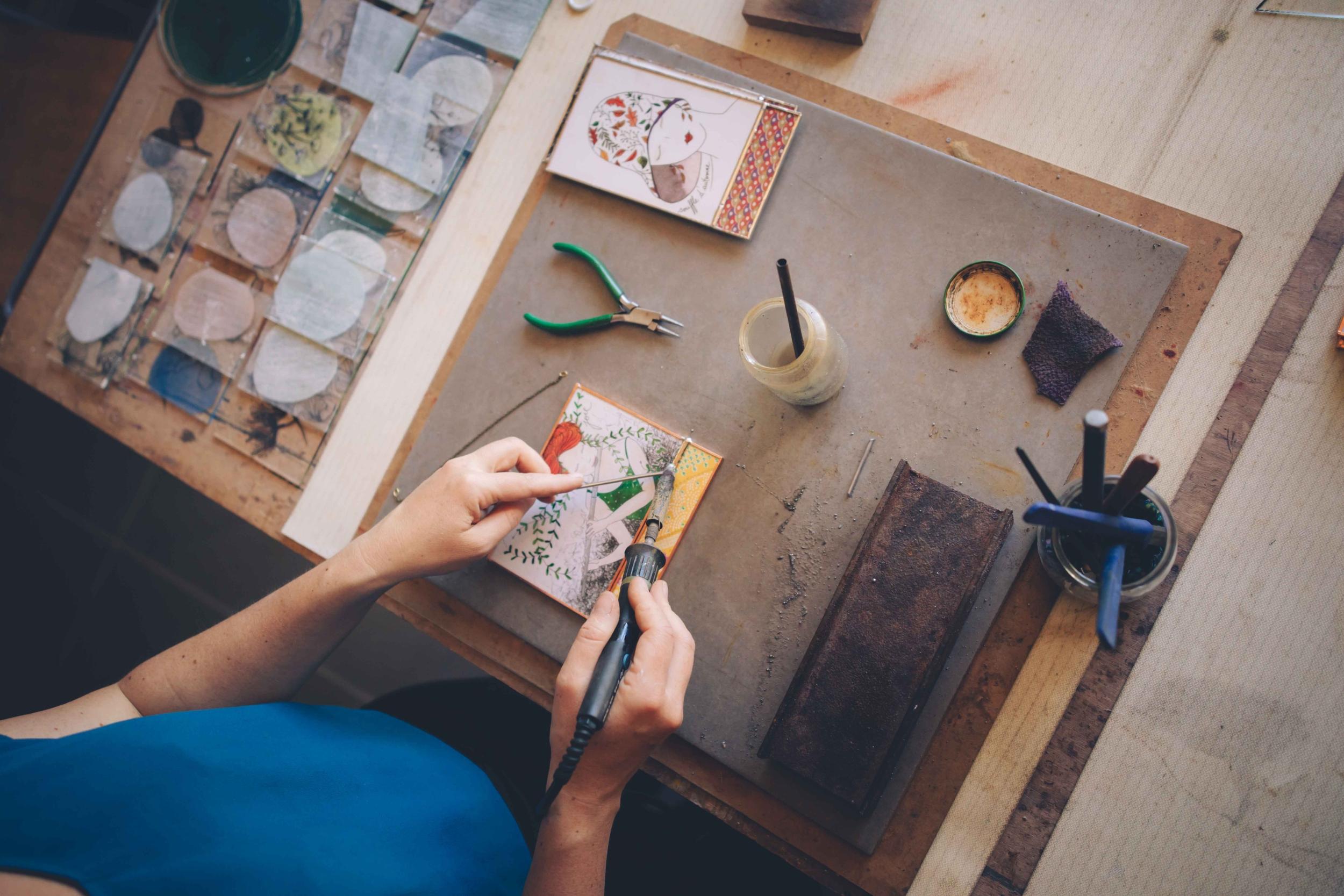 Réalisez vos fleurs à planter en vitrail Tiffany avec Claire - Image n°8 - Wecandoo