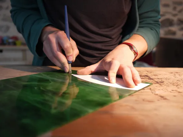 Réalisez vos fleurs à planter en vitrail Tiffany avec Claire - Image n°5 - Wecandoo