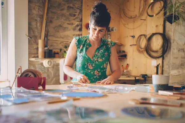 Réalisez vos fleurs à planter en vitrail Tiffany avec Claire - Image n°4 - Wecandoo