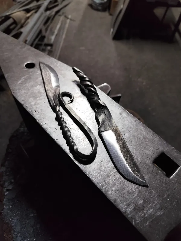 Forgez vos couteaux en duo avec leur étui en cuir - Image n°1 - Wecandoo