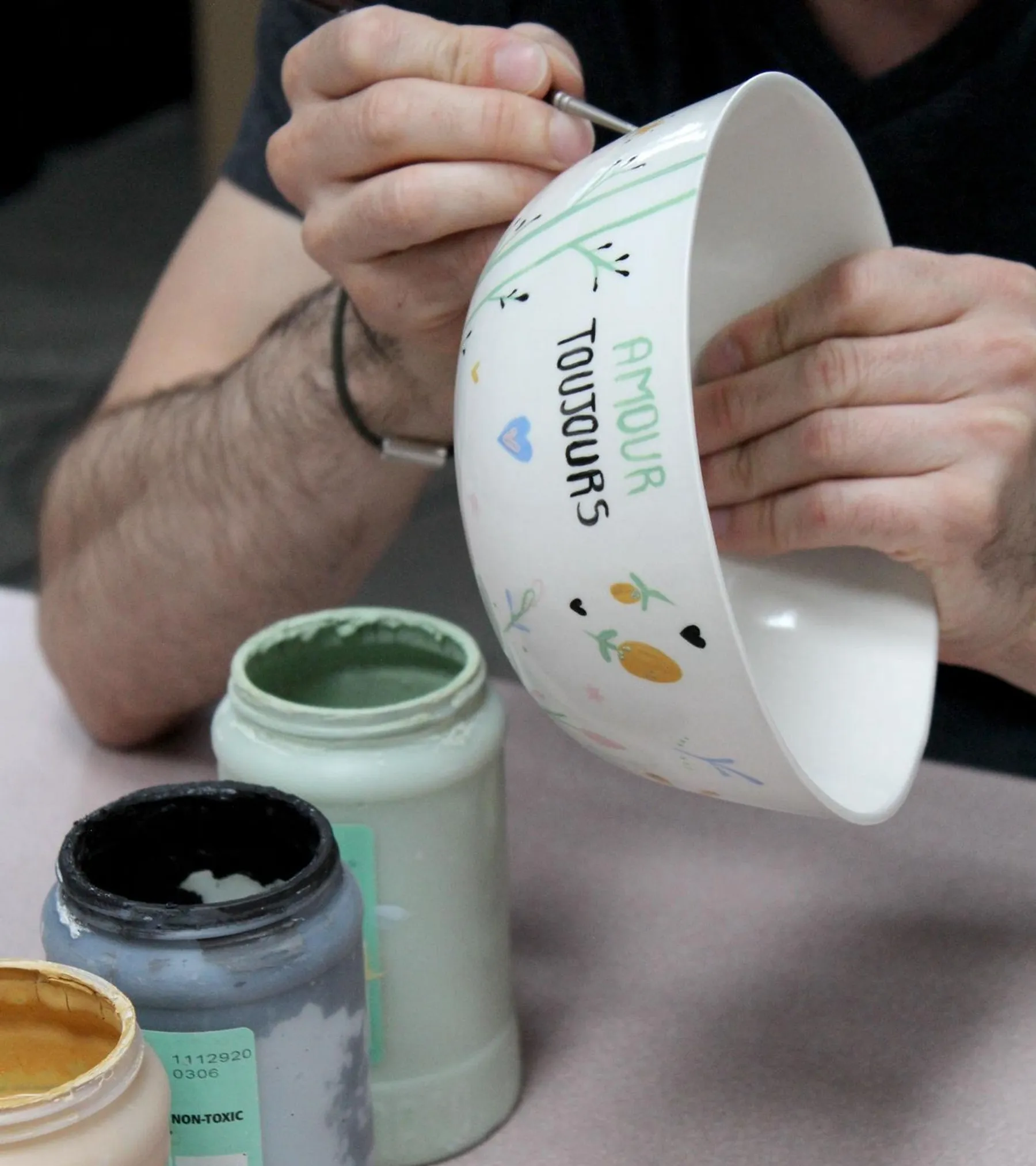 Décorez votre saladier ou tasse en porcelaine avec Anaïs - Image n°3 - Wecandoo