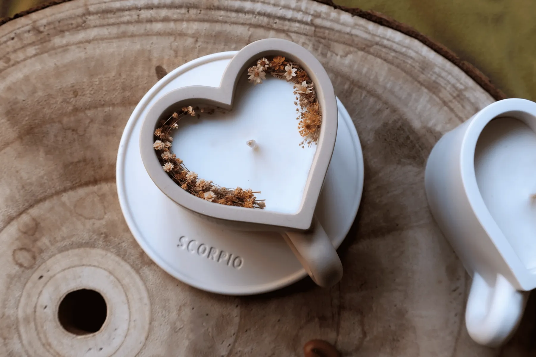 Fabriquez votre bougie parfumée fleurie et sa coupelle astrologique avec Maud - Image n°1 - Wecandoo