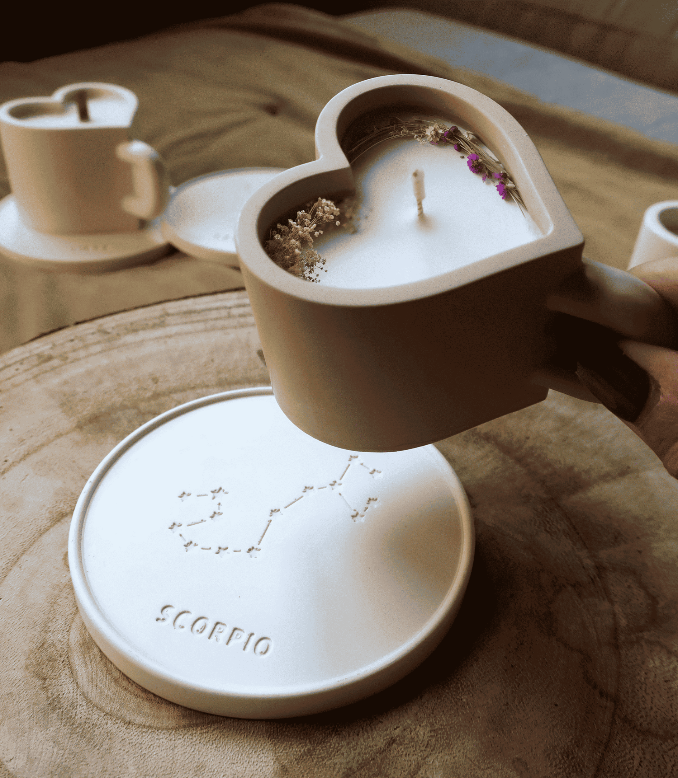Fabriquez votre bougie parfumée fleurie et sa coupelle astrologique avec Maud - Image n°6 - Wecandoo