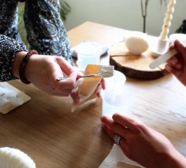 Fabriquez votre bougie parfumée fleurie et sa coupelle astrologique avec Maud - Image n°2 - Wecandoo
