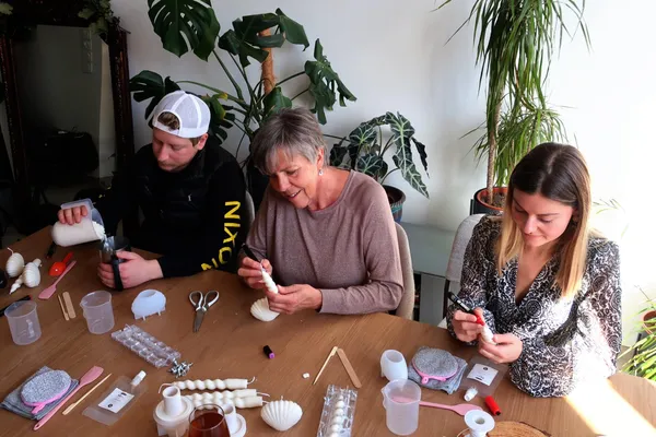 Fabriquez votre bougie parfumée et fleurie avec Maud - Image n°4 - Wecandoo