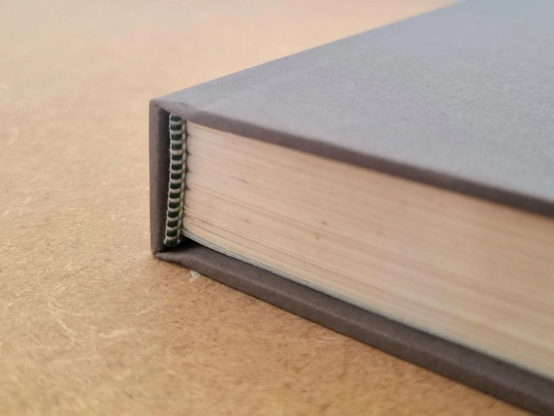 Fabriquez votre carnet en reliure traditionnelle avec Chloé - Image n°2 - Wecandoo