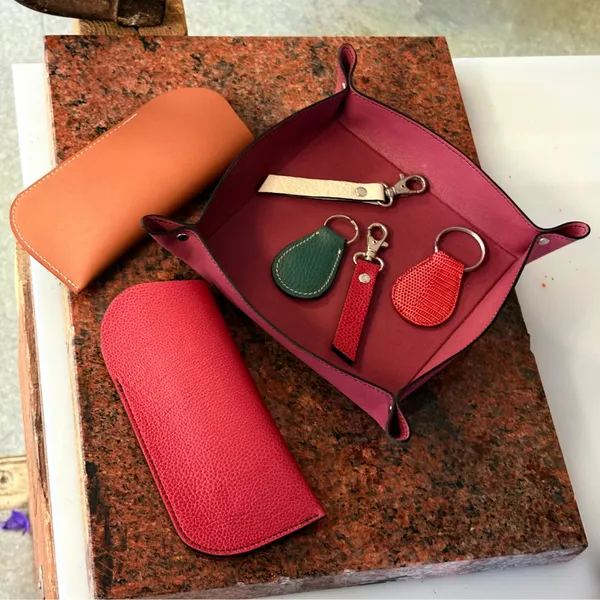 Initiez-vous à la maroquinerie avec Jean-François, Rodolphe et Lou-Anne - Image n°1 - Wecandoo