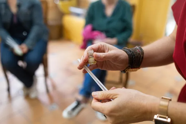 Inspirez votre équipe et composez votre fragrance d'entreprise en groupe avec Hélène - Image n°1 - Wecandoo