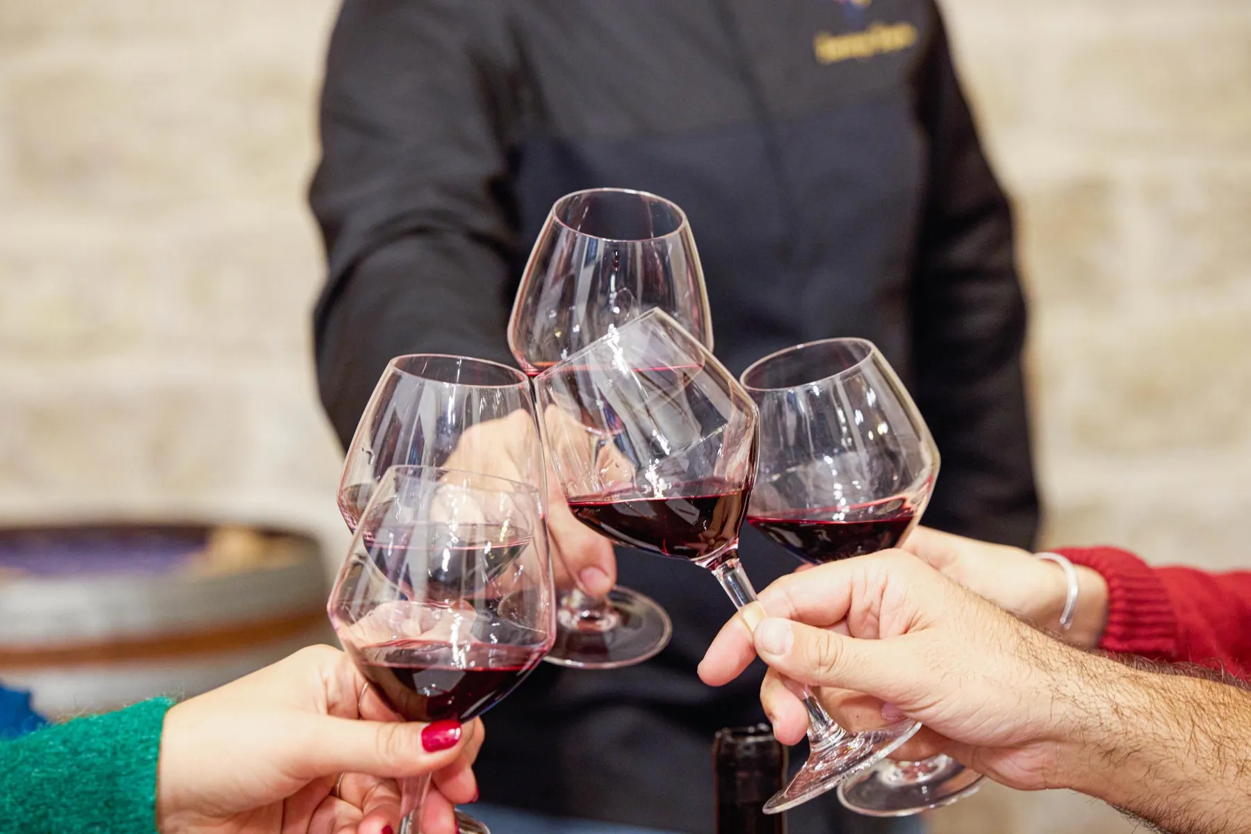 Dégustez des vins et assemblez votre cuvée en duo, accompagnés par un Meilleur Ouvrier de France (MOF) - Image n°1 - Wecandoo