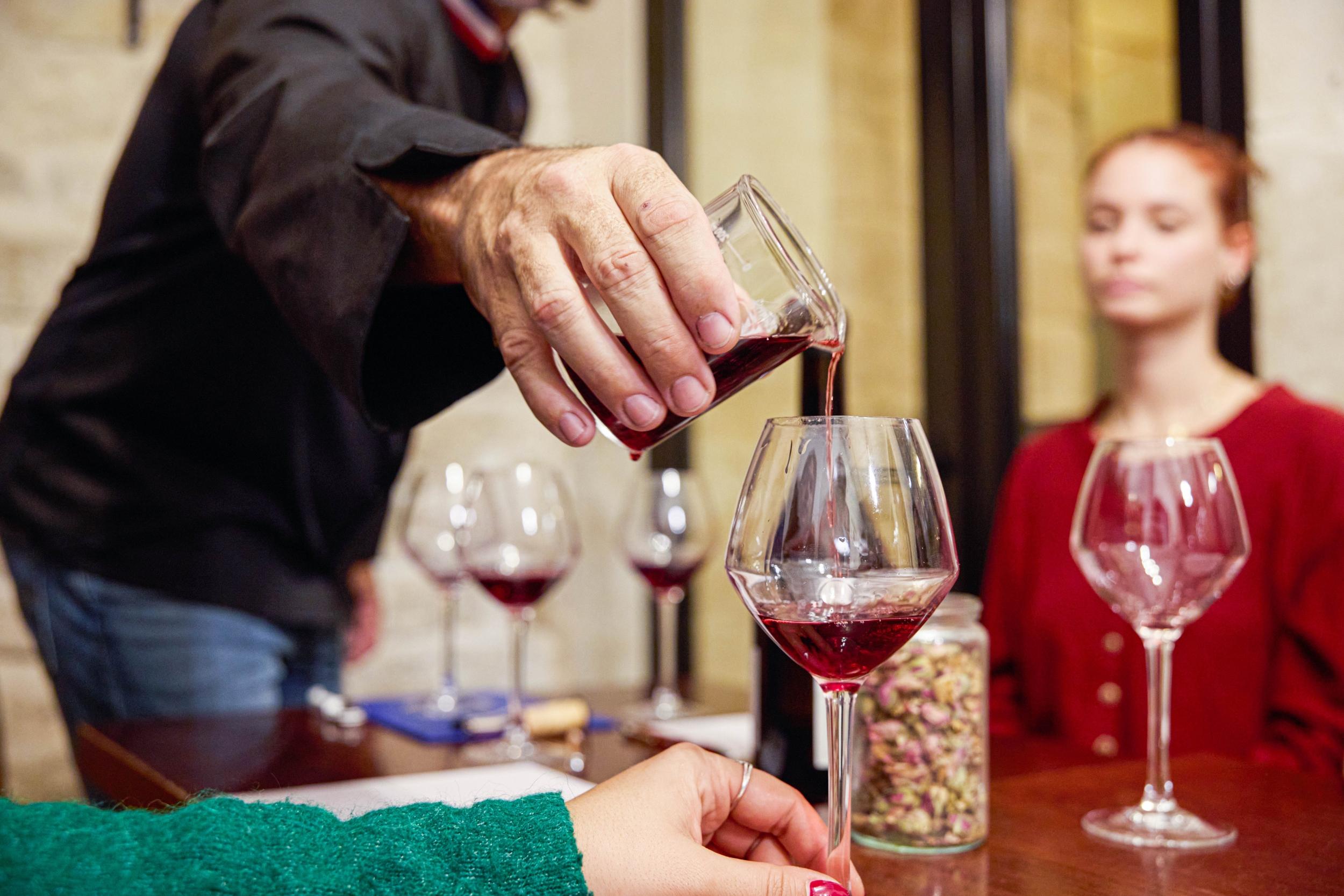 Dégustez des vins et assemblez votre cuvée en duo, accompagnés par un Meilleur Ouvrier de France (MOF) - Image n°7 - Wecandoo