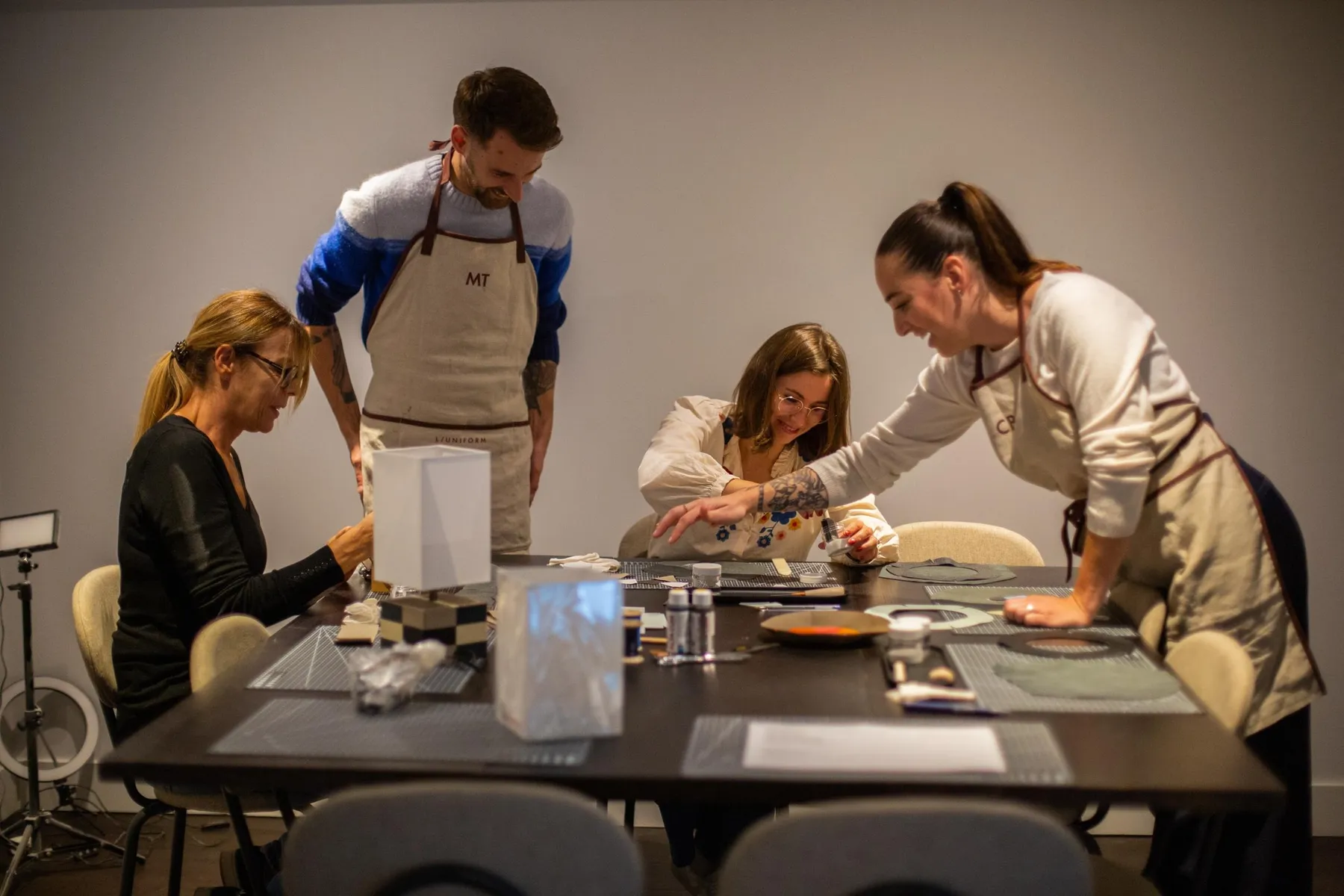 Réalisez votre lampe en marqueterie de cuir avec Camille et Maxime - Afbeelding nr. 4 - Wecandoo