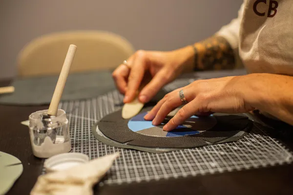 Réalisez votre vide-poche en marqueterie de cuir avec Camille et Maxime - Image n°5 - Wecandoo