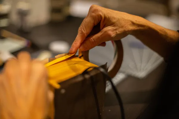 Réalisez votre lampe en marqueterie de cuir avec Camille et Maxime - Image n°5 - Wecandoo