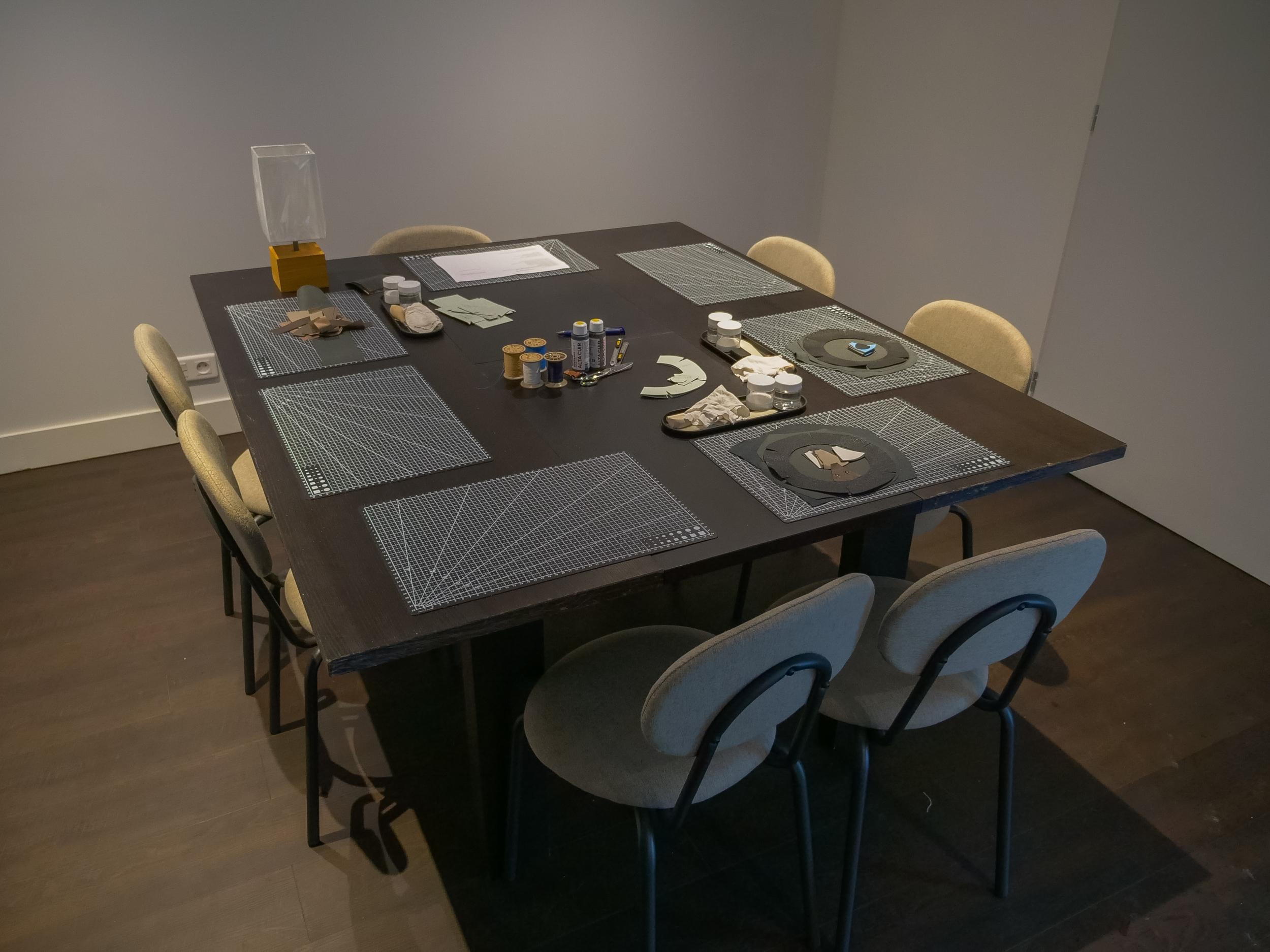 Réalisez votre lampe en marqueterie de cuir avec Camille et Maxime - Image n°10 - Wecandoo