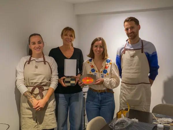 Réalisez votre lampe en marqueterie de cuir avec Camille et Maxime - Image n°3 - Wecandoo