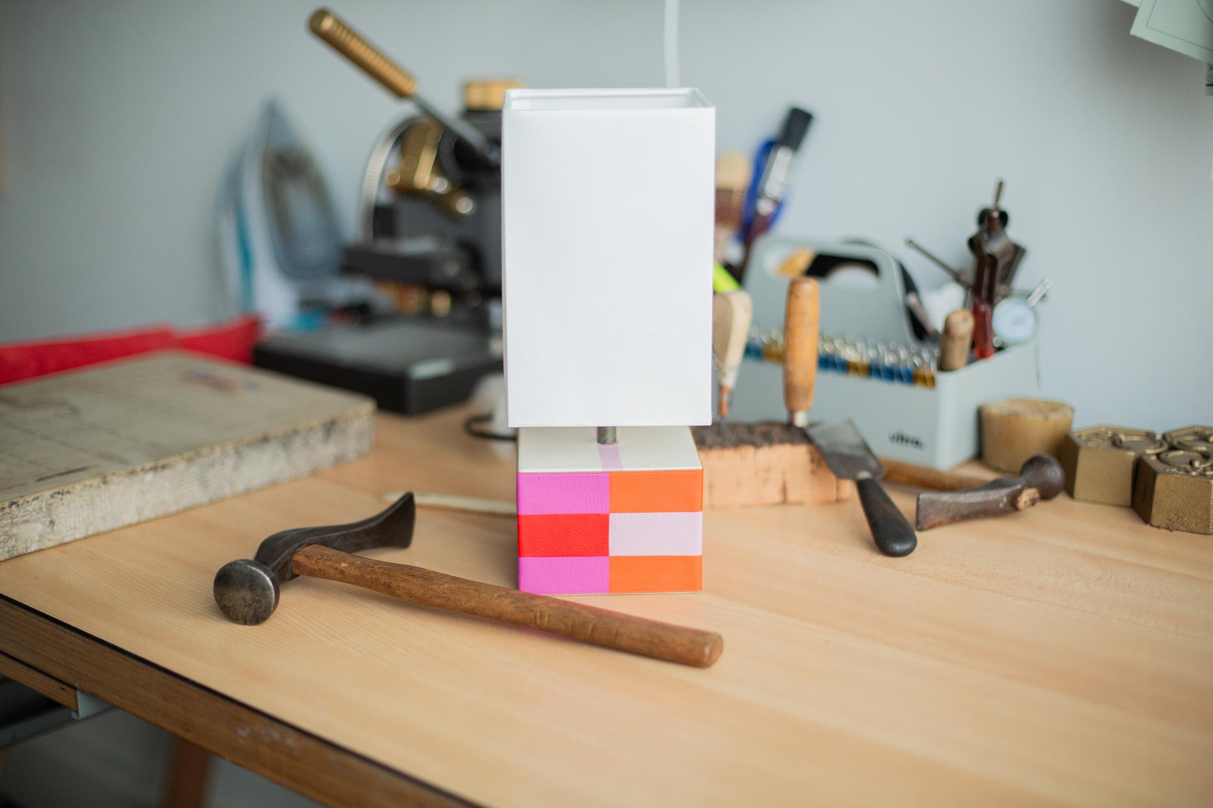 Réalisez votre lampe en marqueterie de cuir