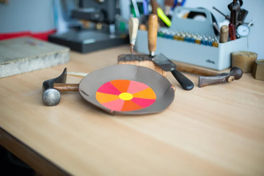 Réalisez votre vide-poche en marqueterie de cuir avec Camille et Maxime - Image n°1 - Wecandoo