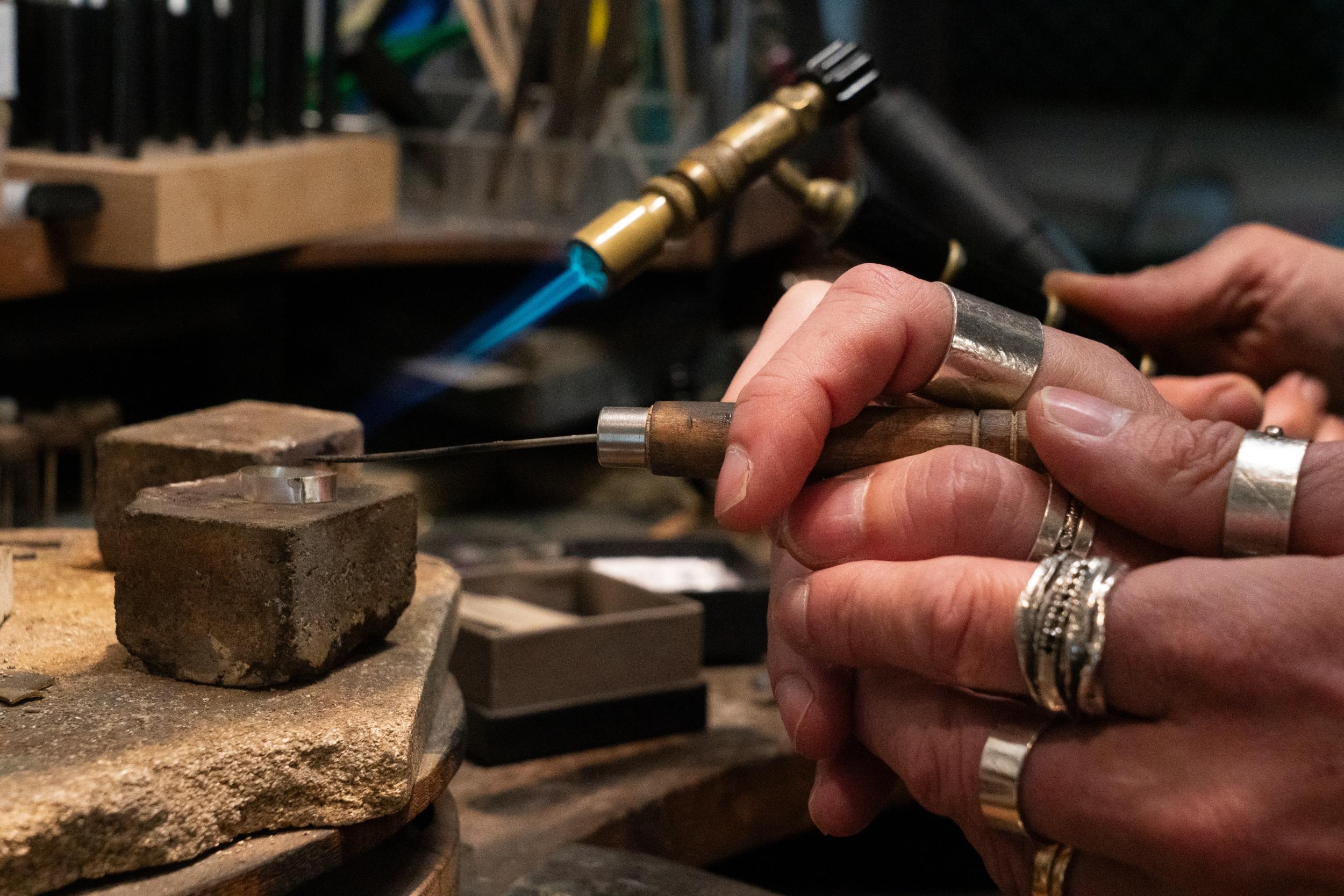 Créez votre bague en argent sertie avec Morgane - Image n°7 - Wecandoo