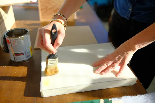 Tapissez votre chaise en formica avec Mary - Image n°3 - Wecandoo