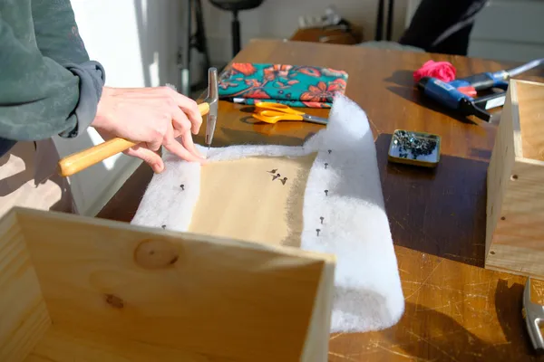 Tapissez votre tabouret en formica avec Mary - Image n°5 - Wecandoo