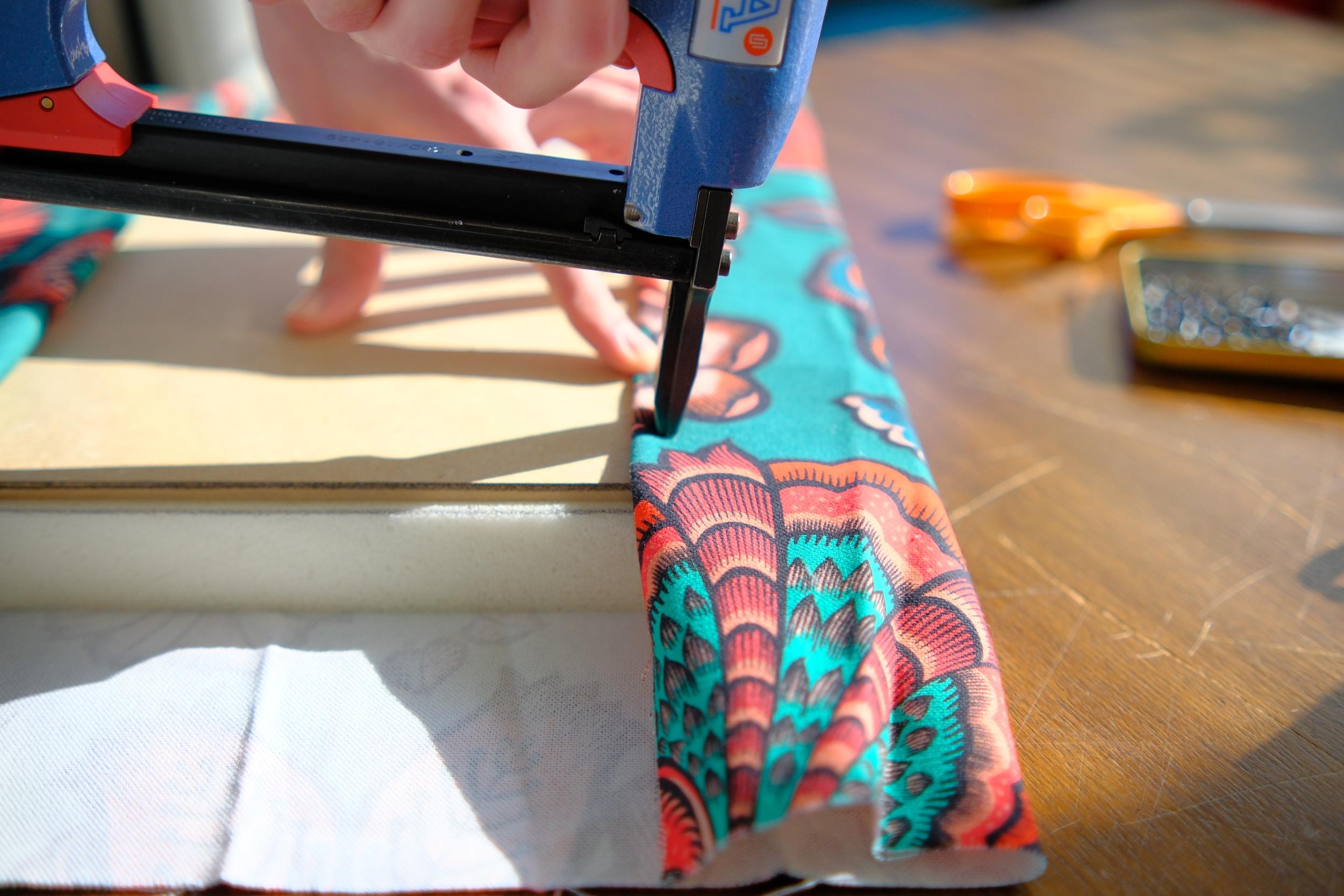Tapissez votre tabouret en formica avec Mary - Image n°7 - Wecandoo