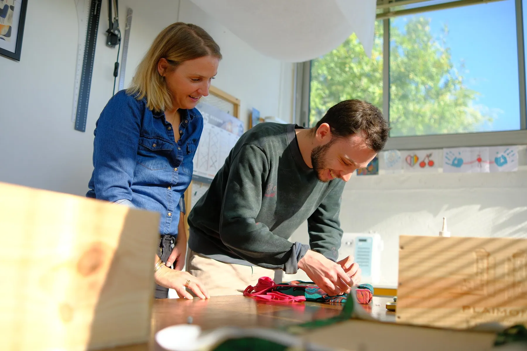 Tapissez votre tabouret en formica avec Mary - Image n°4 - Wecandoo